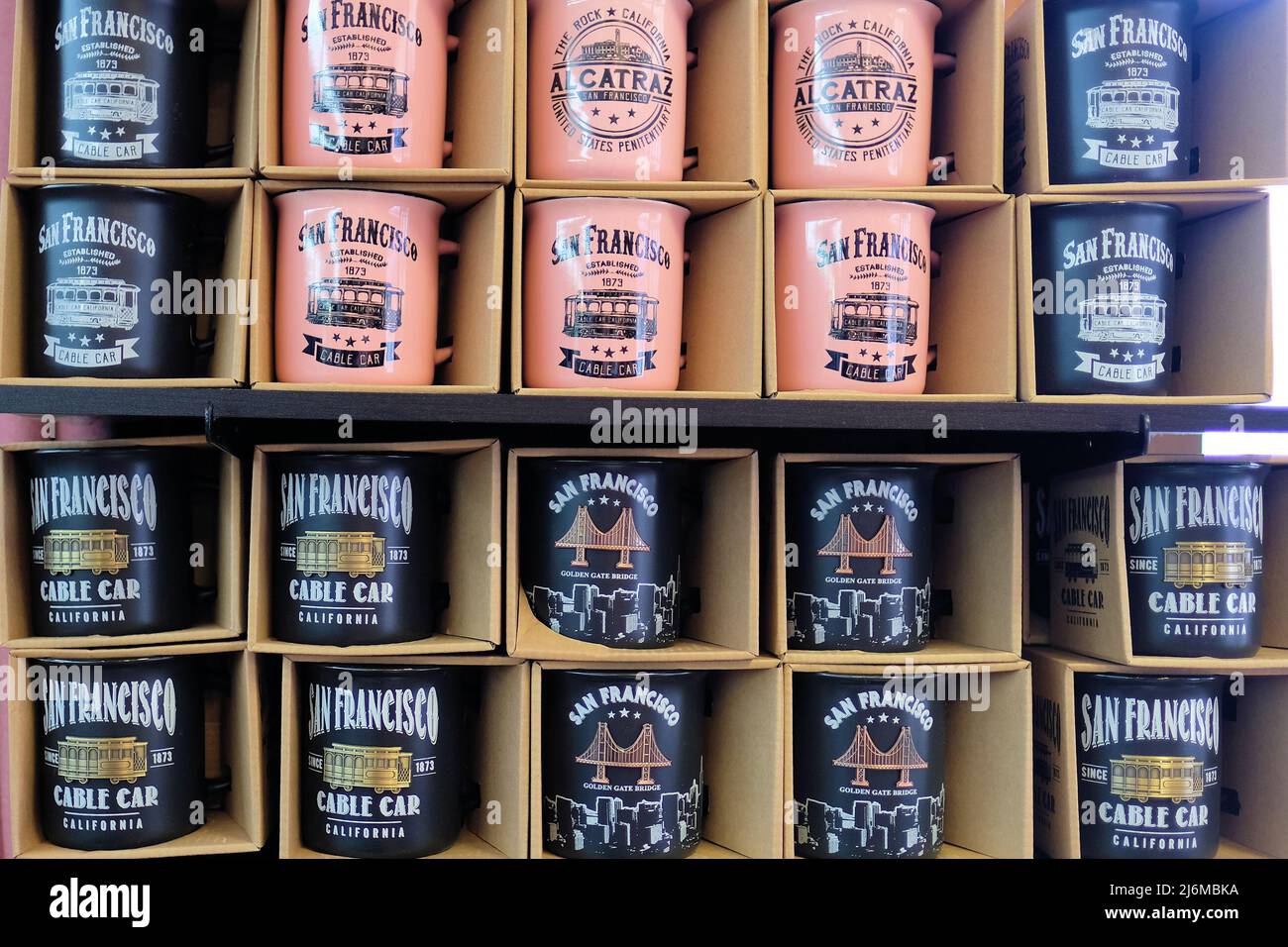 Tazze di caffè con icone di San Francisco; articoli da regalo per i visitatori, turisti alla Bay Area, California, USA; souvenir e souvenir del negozio di souvenir. Foto Stock