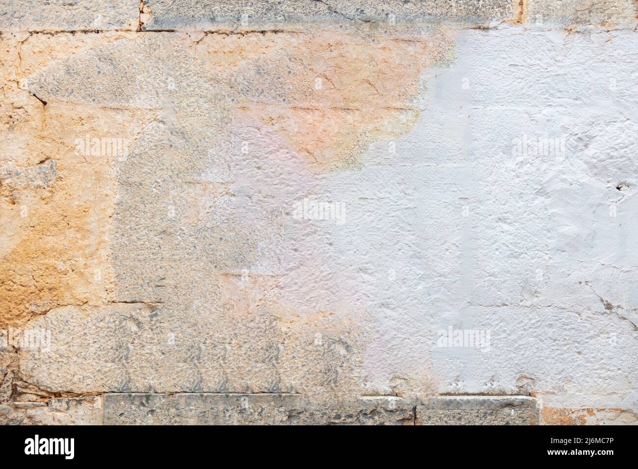 Vecchio colore grigio pietra blocco parete texture sfondo. Costruzione industriale sbiadita di età, vista frontale ravvicinata Foto Stock