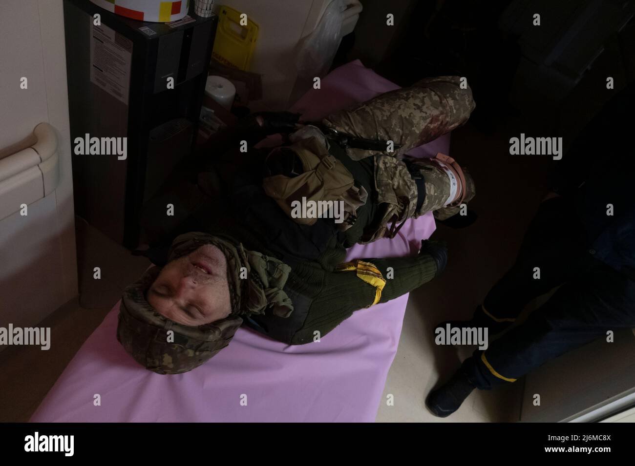 HORENKA, UCRAINA 07 marzo. Un ferito soldato ucraino attende un trattamento medico presso l'ospedale privato di maternità di Leleka, che è diventato una clinica di prima linea, mentre l'invasione russa dell'Ucraina continua il 07 marzo 2022 a Horenka, Ucraina. La Russia ha iniziato un'invasione militare dell'Ucraina dopo che il parlamento russo ha approvato i trattati con due regioni in distacco nell'Ucraina orientale. È il più grande conflitto militare in Europa dalla seconda guerra mondiale Foto Stock