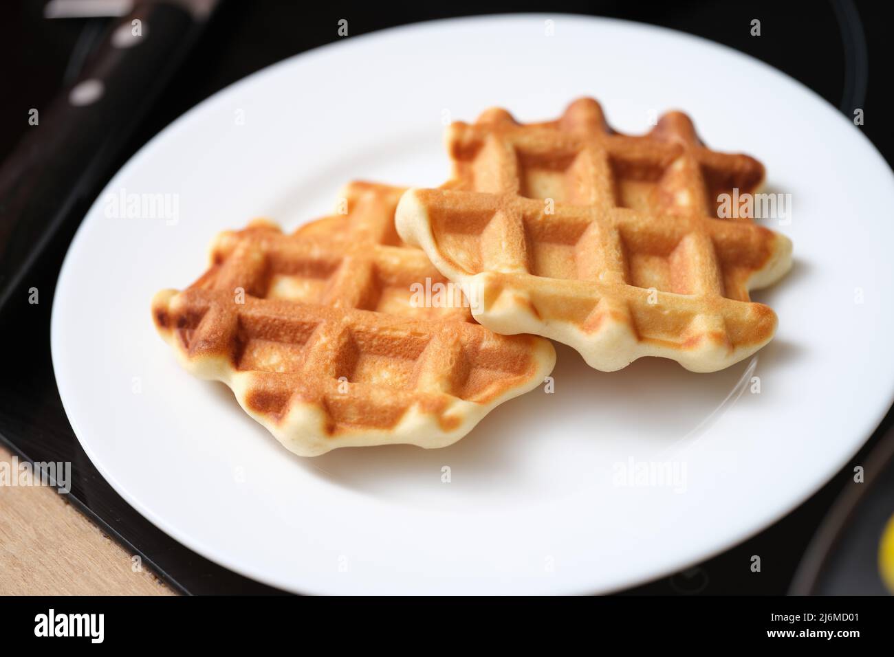 Deliziosi waffle belgi su piatto bianco, ottima colazione Foto Stock