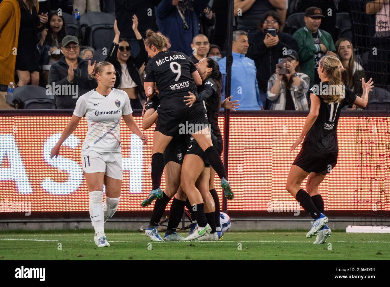 Angel City FC il centrocampista Savannah McCaskill (9) festeggia con i compagni di squadra dopo che è stato segnato un gol durante una partita NWSL contro il North Carolina Coura Foto Stock