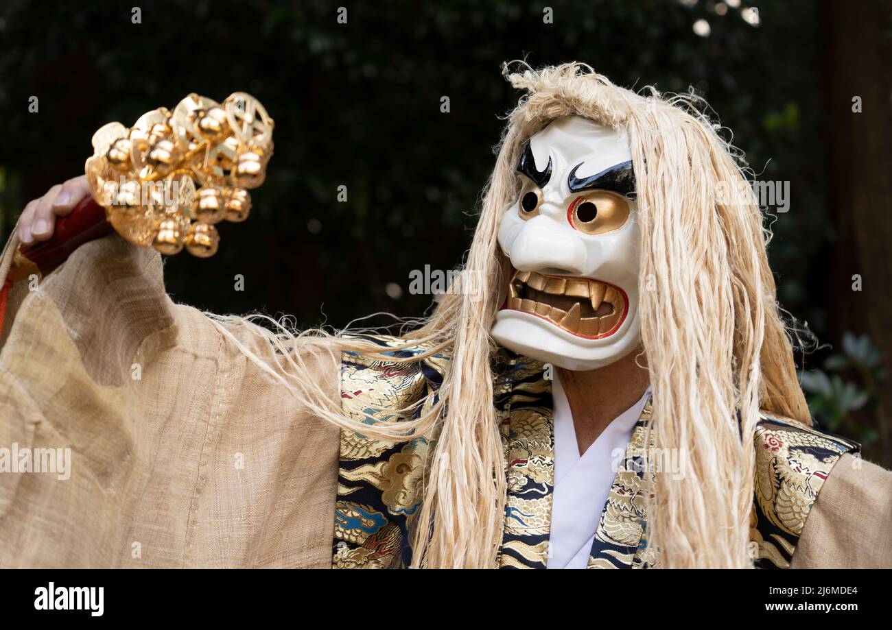 Fujisaki-san, un maestro della rappresentazione rituale di Kagura lo Shinto che racconta le stoires degli dei. Indossare la maschera bianca per eseguire la danza di Tajikar Foto Stock