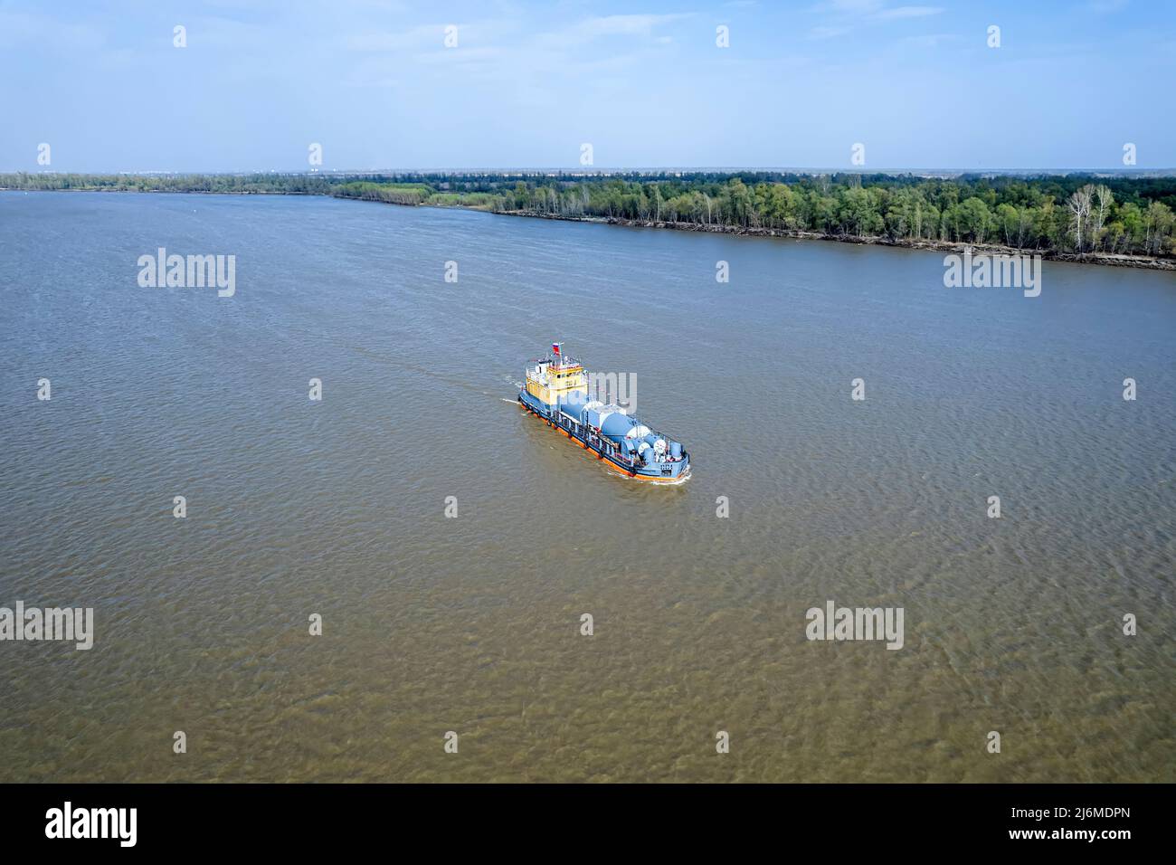 trasporto di merci su acqua fluviale. Una chiatta galleggia sul fiume. Trasporto merci. Foto Stock