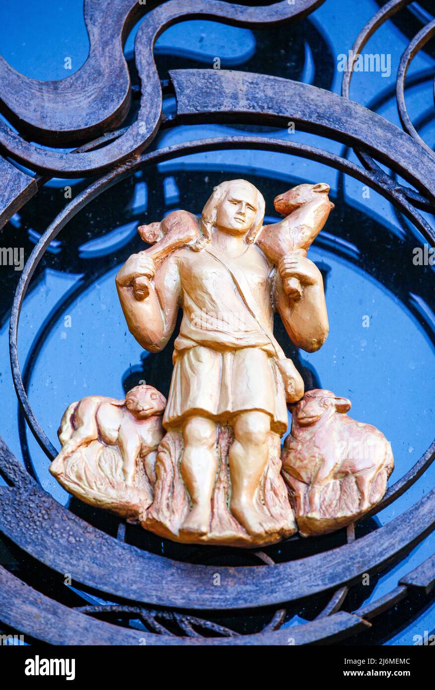 Italia Emilia Romagna Bertinoro: Museo interreligioso: Simbolismo cristiano sul portale dei musei: Il buon Pastore Foto Stock