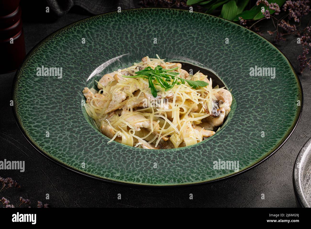 Tagliatelle cremose con pollo e funghi Foto Stock