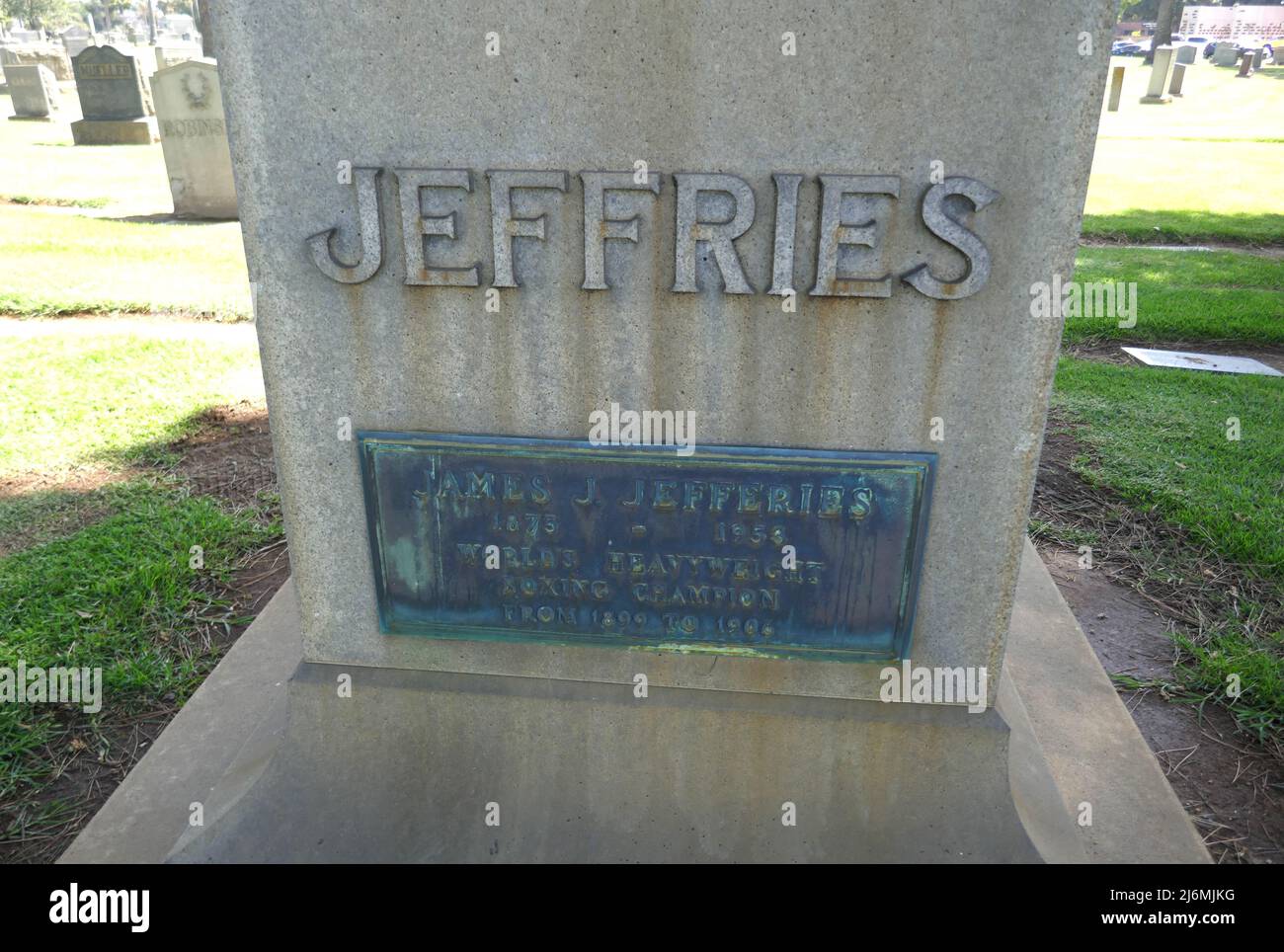 Inglewood, California, USA 29th Aprile 2022 Boxer Jim Jeffries grave at Inglewood Park Cemetery il 29 Aprile 2022 a Inglewood, Los Angeles, California, USA. Foto di Barry King/Alamy Stock Foto Foto Stock