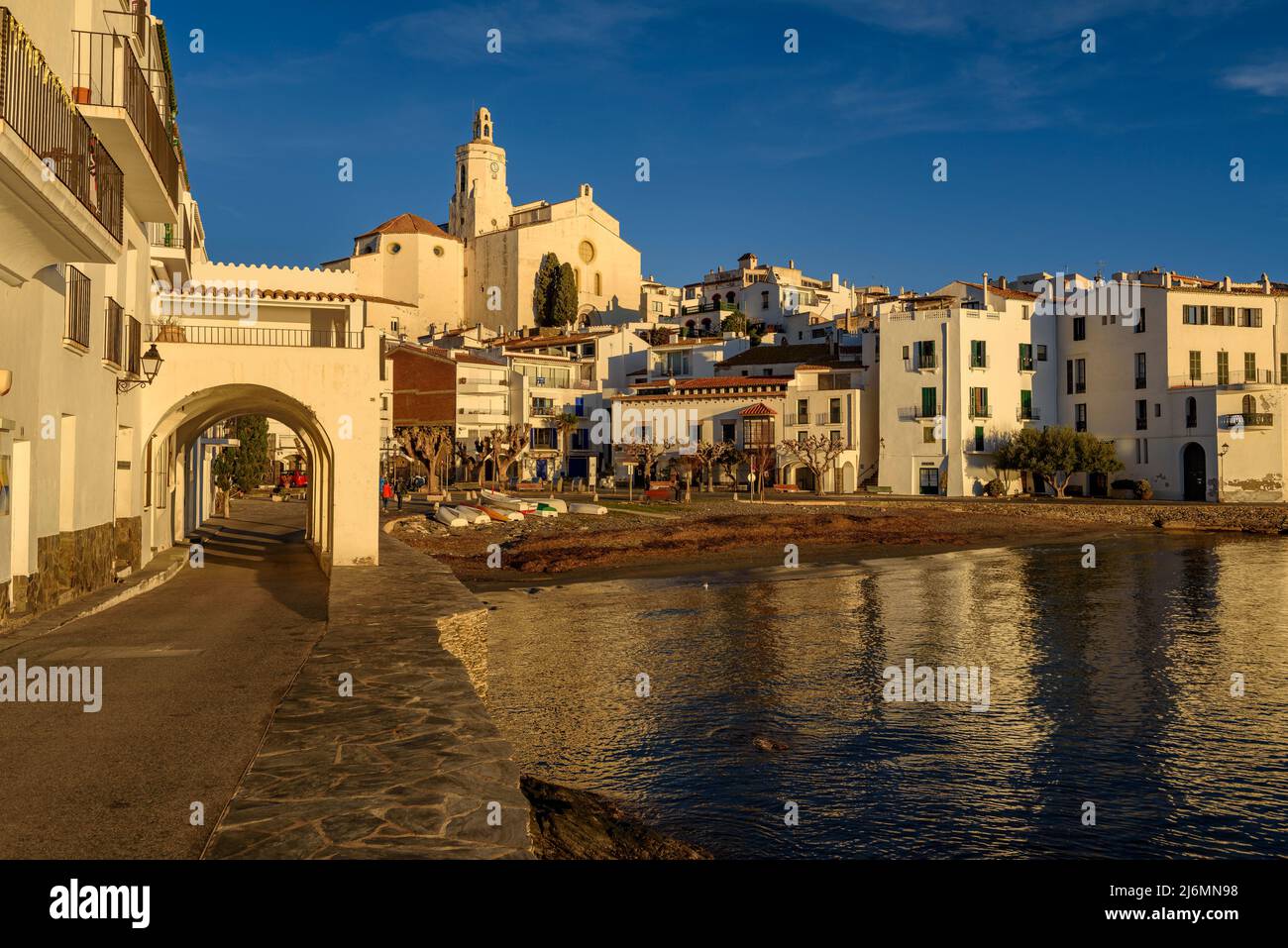 Villaggio di pescatori di Cadaqués, all'alba (Cap de Creus, Costa Brava, Girona, Catalogna, Spagna) ESP: Pueblo marinero de Cadaqués, al amanecer (Cataluña) Foto Stock