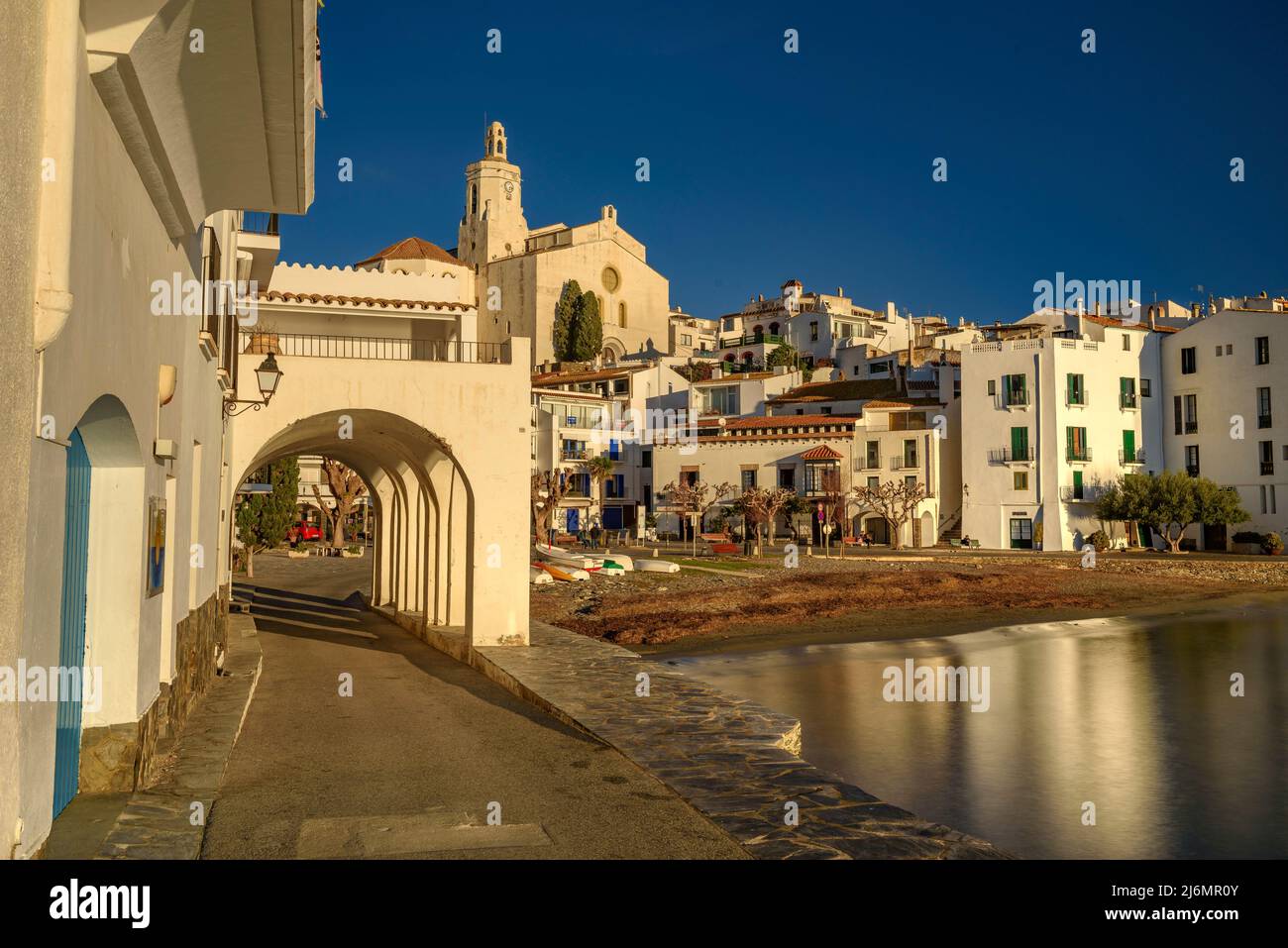 ITA: Villaggio di pescatori Cadaqués, all'alba (Cap de Creus, Costa Brava, Catalogna, Spagna) ESP: Pueblo marinero de Cadaqués, al amanecer (Cap de Creus, C. Foto Stock