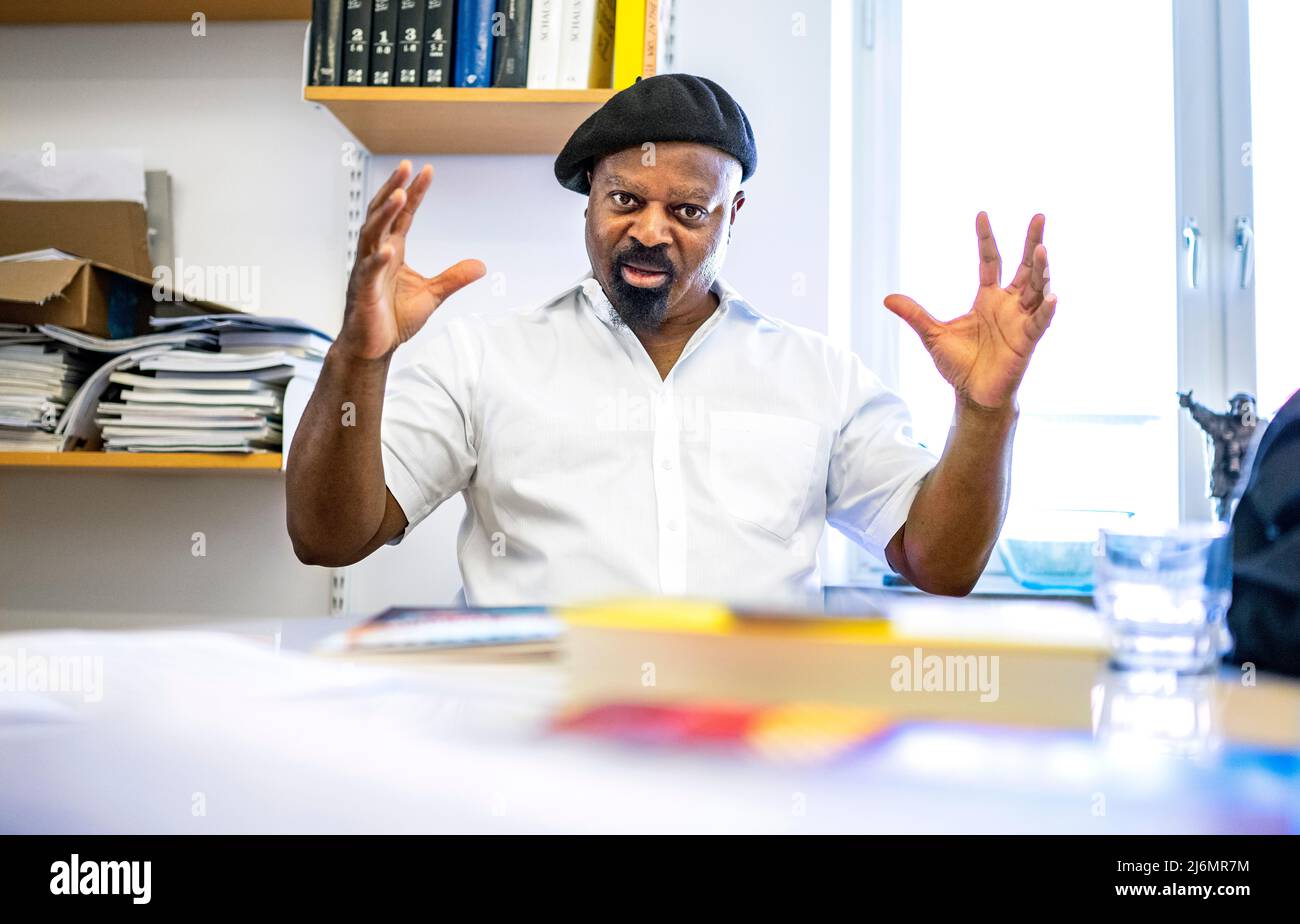 L'autore britannico-nigeriano ben Okri ha fotografato in Svezia in connessione con la prima mondiale di una commedia basata sui suoi romanzi su Azaro, un bambino di spirito, al Teatro drammatico reale di Stoccolma, Svezia, 22 aprile 2022. Foto: Claudio Bresciani / TT / Codice 10090 Foto Stock