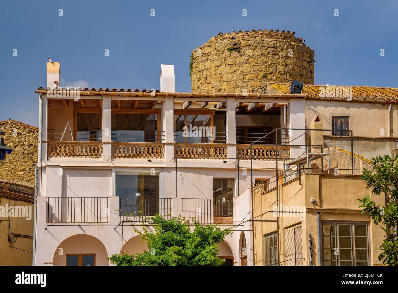 Torre circolare del recinto medievale fortificato di Verges (Baix Empordà, Girona, Catalogna, Spagna) ESP: Torre Circular de Verges (Gerona, España) Foto Stock