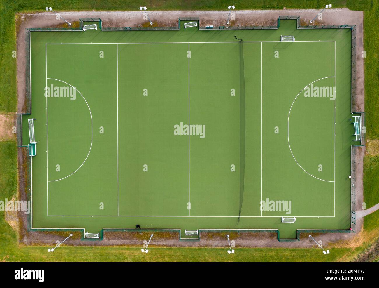 Vista aerea direttamente sopra un campo da hockey amatoriale all'aperto con goal e marcature di linea Foto Stock