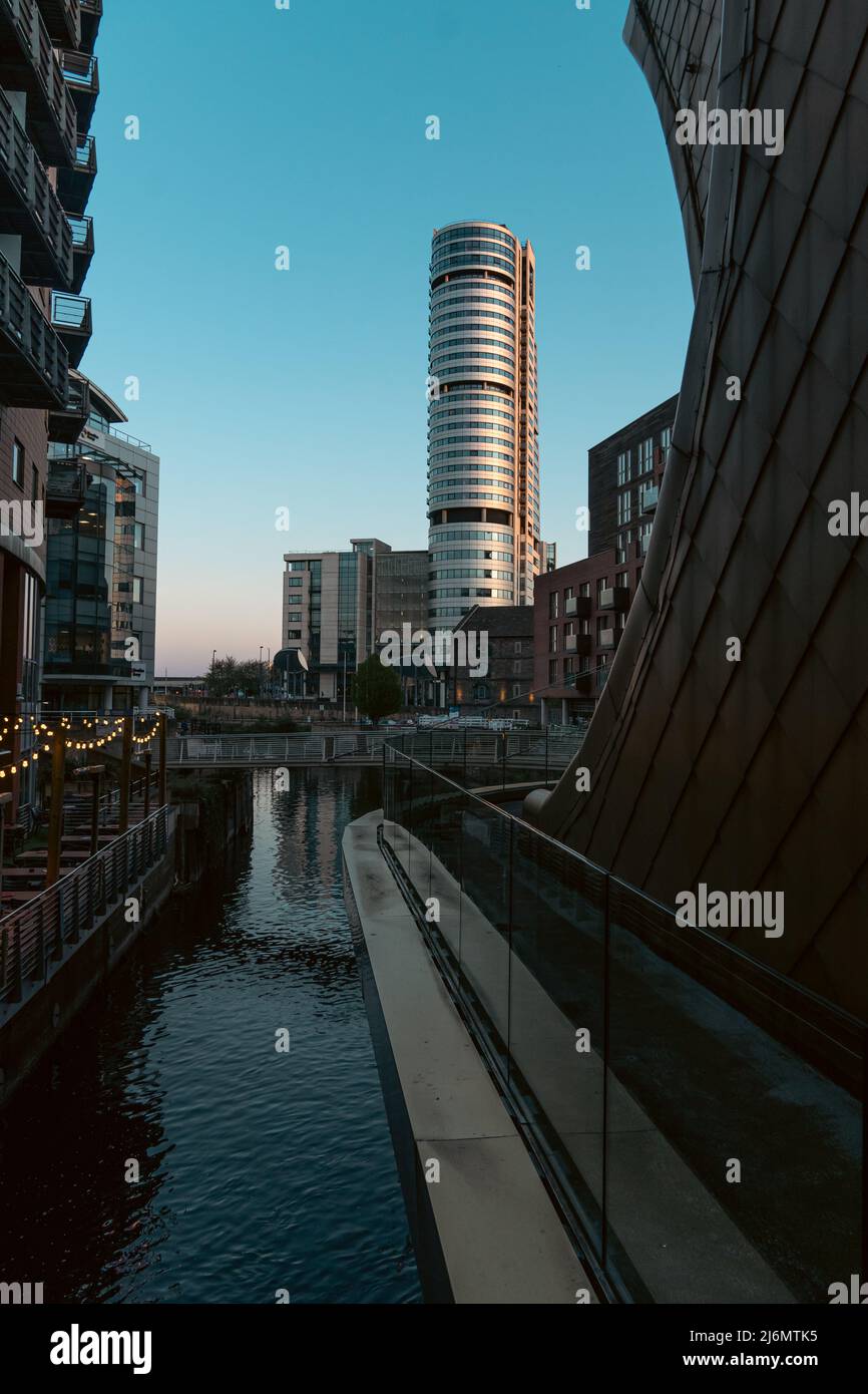 LEEDS, REGNO UNITO - 21 APRILE 2022. L'edificio Bridgewater Place nell'area di Granary Wharf nel centro di Leeds al tramonto Foto Stock