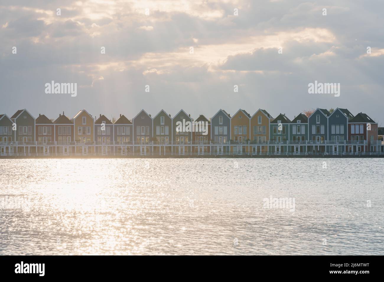 Case colorate accanto al lago al tramonto a Houten, Utrecht, Nehterlands Foto Stock