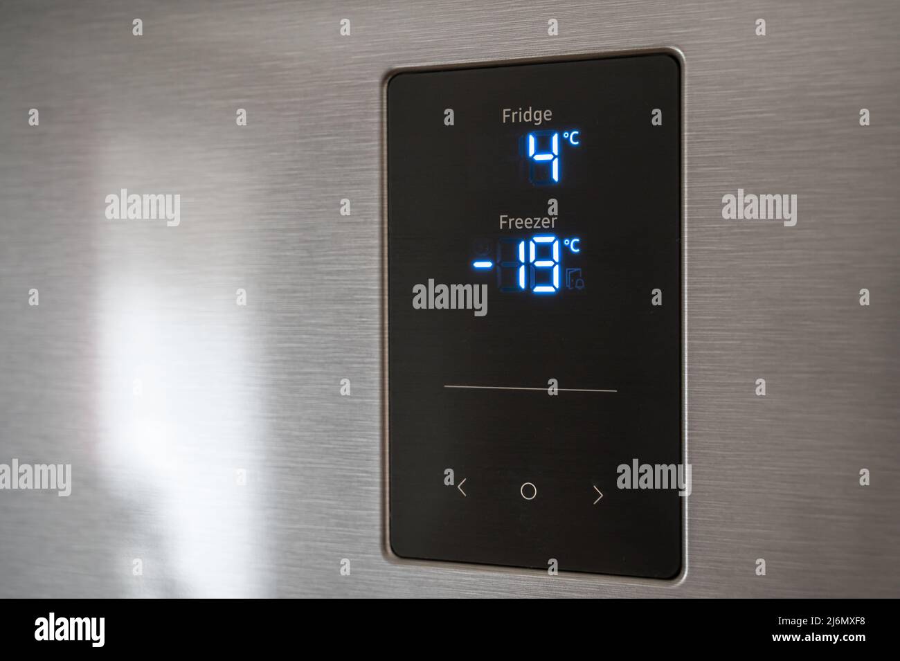 Visualizzazione di un frigorifero con temperature impostate per il frigorifero e il congelatore Foto Stock