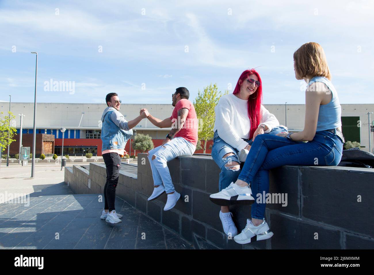 quattro amici insieme che hanno un buon tempo Foto Stock