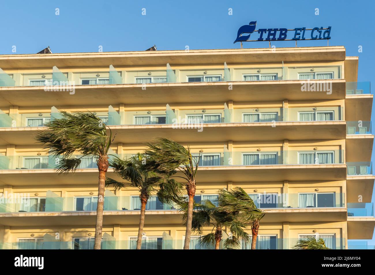 Playa de Palma, Spagna; aprile 23 2022: Facciata principale dell'hotel THB El Cid, situato nella località turistica di Playa de Palma de Mallorca, al tramonto. Centro benessere Foto Stock