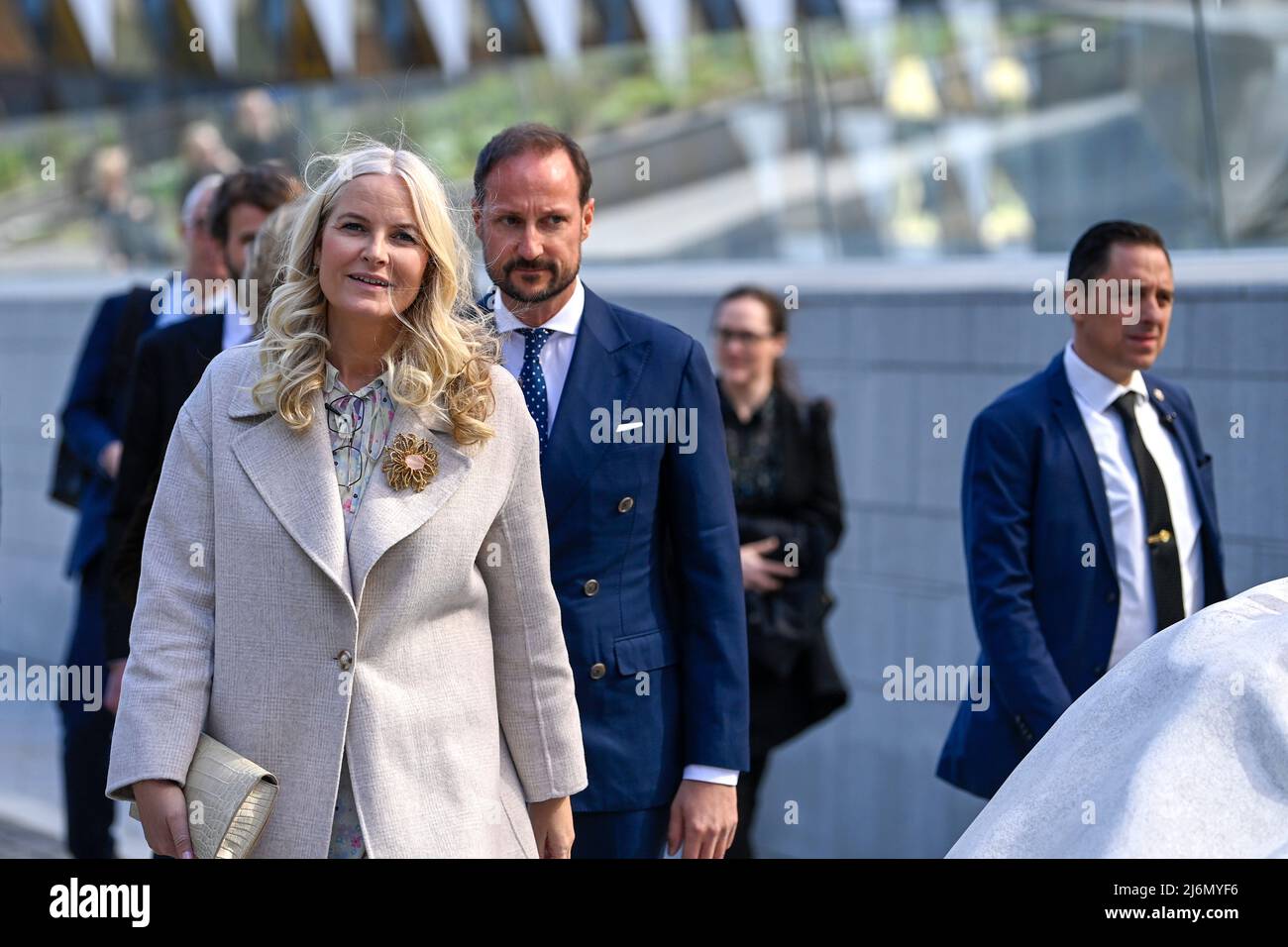 Stoccolma, Svezia 20220502.la principessa della Corona mette-Marti e il principe della Corona Haakon di Norvegia visitano l'Istituto Karolinska a Solna. Il principe ereditario norvegese e la principessa della corona visiteranno la Svezia per tre giorni. Foto: Annika Byrde / NTB Foto Stock