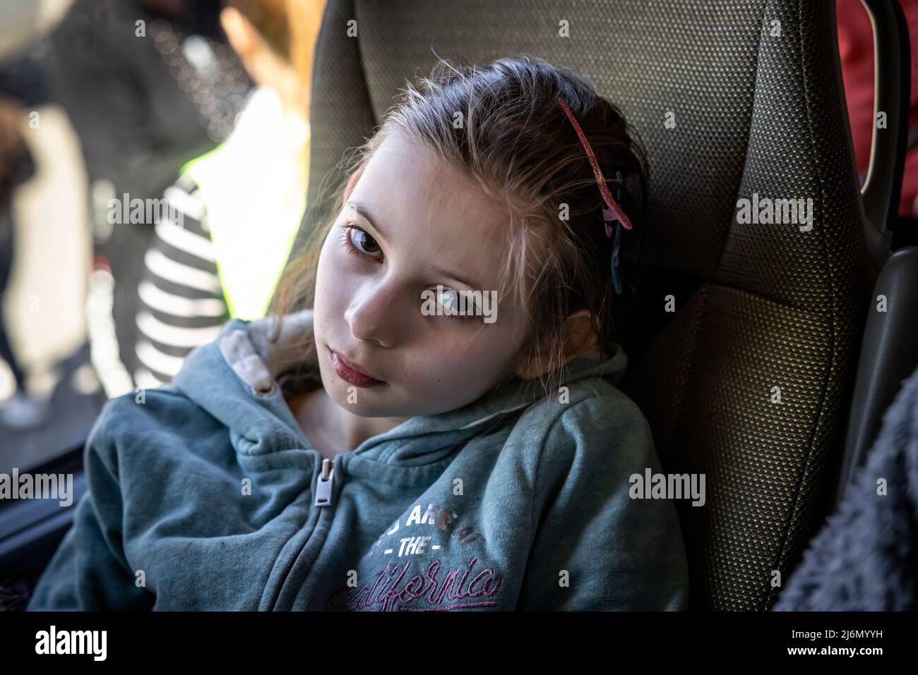 I rifugiati ucraini lasciano Chisinau, capitale moldava. Da qui, l'ONG "Be an Angle" di Berlino organizza il viaggio dei rifugiati in autobus verso la Germania. Foto Stock