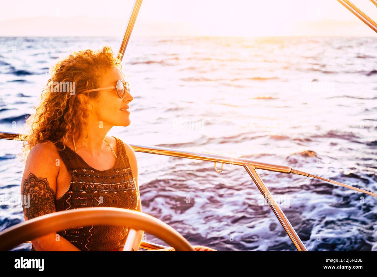 Happy moderno e trendy donna caucasica ritratto Godetevi viaggio e tour in barca a vela in vacanza estiva vacanza vacanza attività di svago - persone e natura - Foto Stock