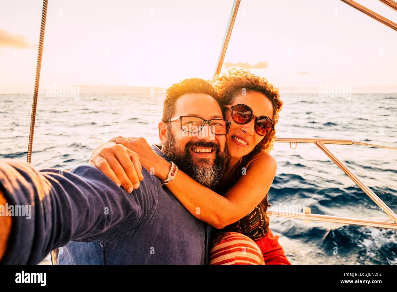 Allegro e felice giovane coppia adulto sorridere e godere la barca a vela viaggio in barca a vela in estate giorno vacanza vacanza vacanza viaggio avventura stile di vita - amore e. Foto Stock