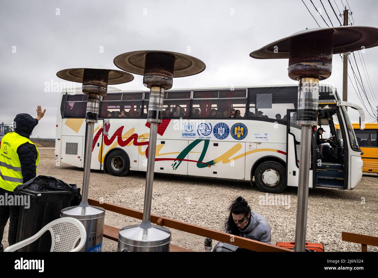 I rifugiati ucraini hanno raggiunto il confine con la Moldavia a Palanka. Da qui vengono portati da piccoli autobus a un punto di raccolta dove vengono forniti bevande e cibo. I pullman accompagnano poi i rifugiati in Romania e in altri paesi europei ospitanti. Foto Stock