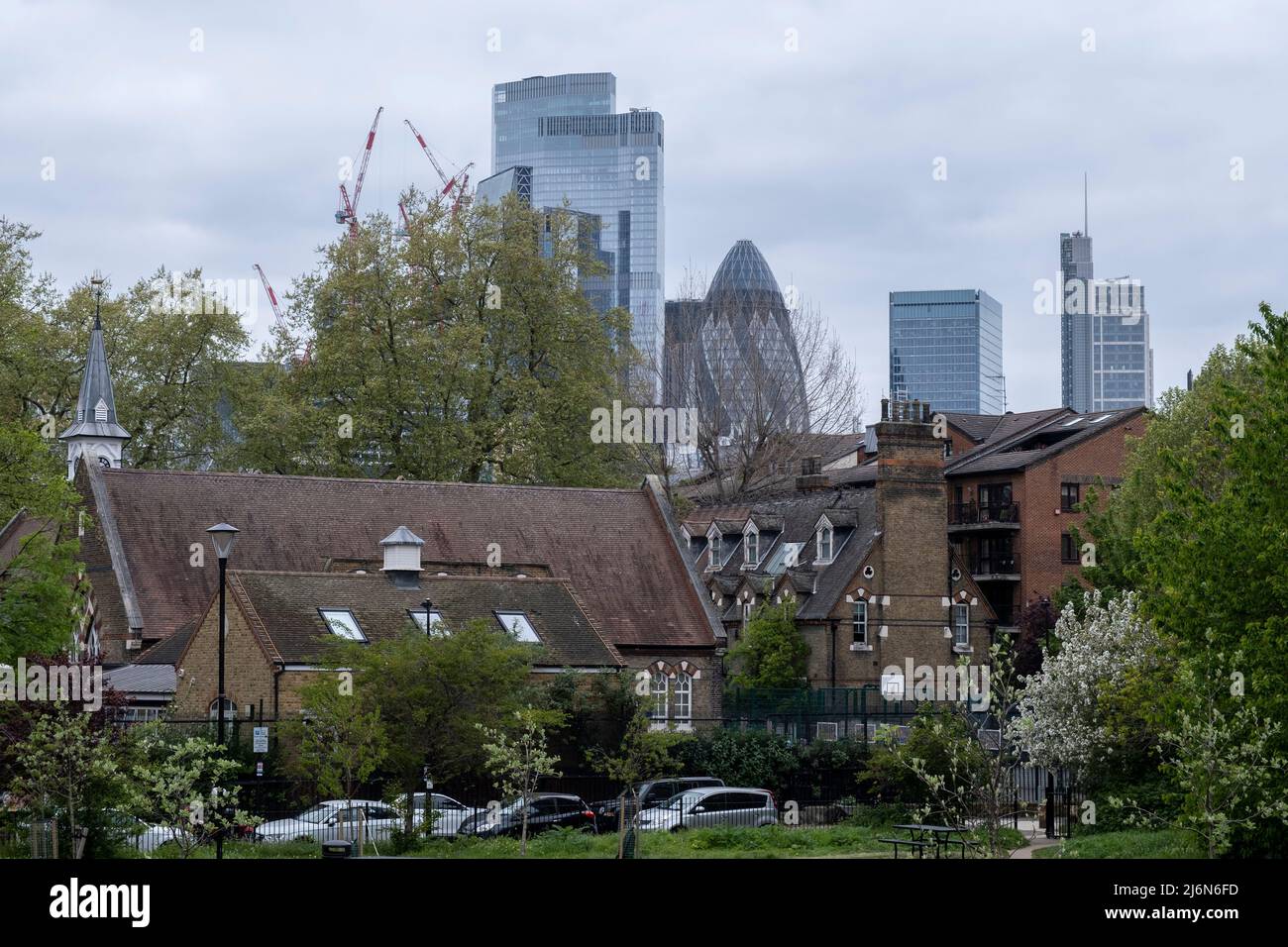 Vista della città di Londra da Shadwell nel East End il 27th aprile 2022 a Londra, Regno Unito. Questa scena mette in evidenza il grande successo delle instituzioni bancarie, delle banche e delle aziende nel distretto finanziario rispetto alle strade relativamente povere nelle vicinanze, dove le comunità semplicemente si trovano. Foto Stock