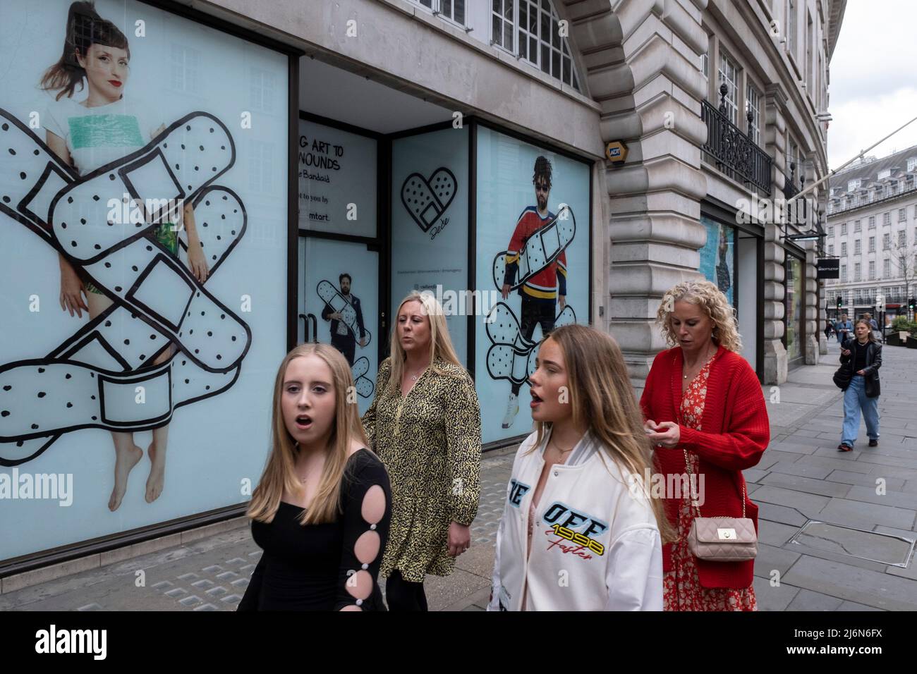 I visitatori di Regent Street il 13th aprile 2022 a Londra, Regno Unito. Regent Street è una delle principali vie dello shopping nel West End di Londra. Foto Stock