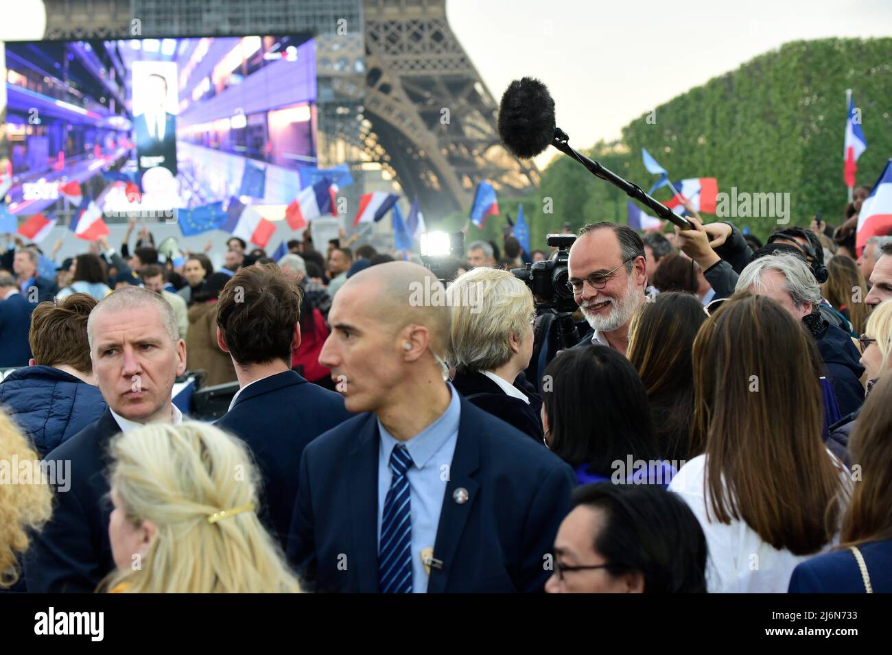 Emmanuel Macron è stato eletto presidente francese al secondo mandato. Celebrazione della sua vittoria al Champ de Mars di Parigi, il 24 aprile 2022. Foto Stock