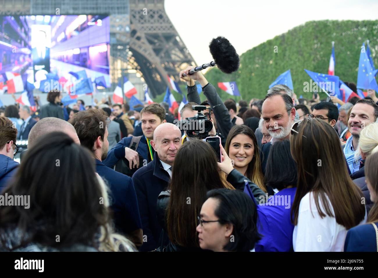 Emmanuel Macron è stato eletto presidente francese al secondo mandato. Celebrazione della sua vittoria al Champ de Mars di Parigi, il 24 aprile 2022. Foto Stock