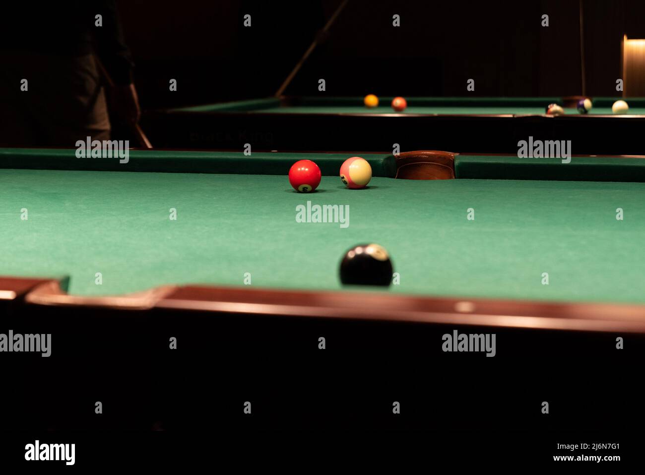 Tavolo da biliardo. Palle sul tavolo da biliardo durante la partita. Gioco di festa con un trapano al bar. Foto Stock
