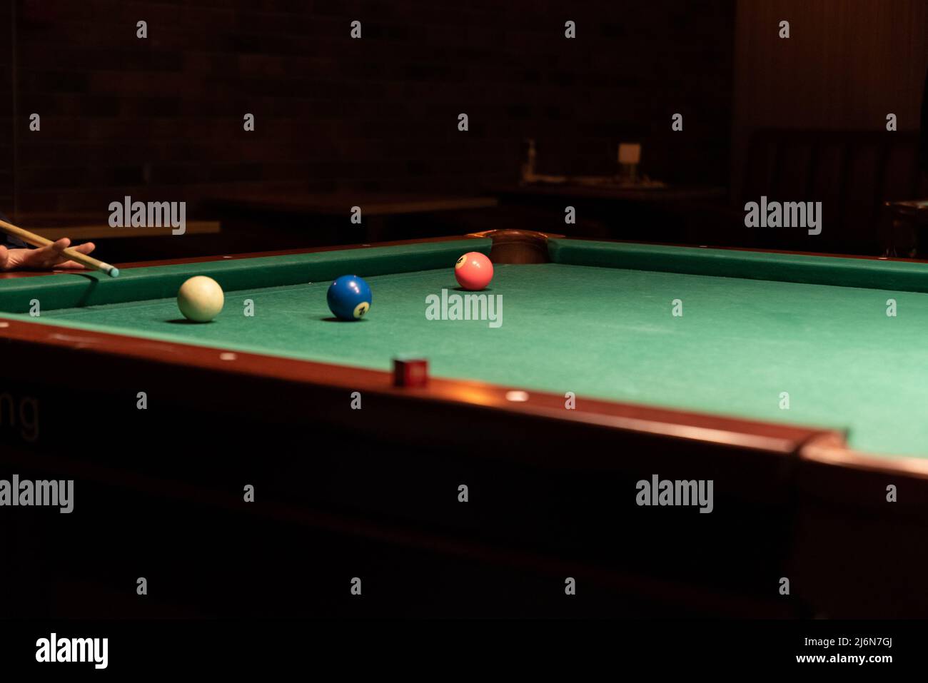 Tavolo da biliardo. Palle sul tavolo da biliardo durante la partita. Gioco di festa con un trapano al bar. Foto Stock