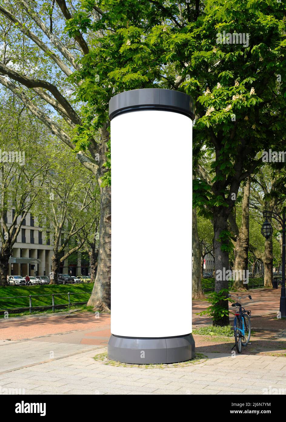 colonna pubblicitaria vuota in una città con spazio libero copia, mockup promozione Foto Stock