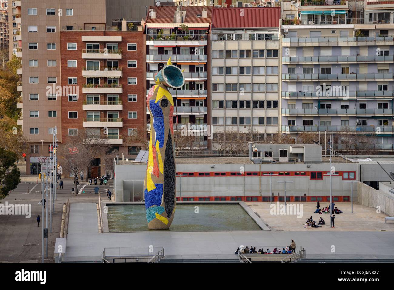 Joan Miró Park e la scultura 'Dona i Ocella' visto dalla terrazza di Las Arenas (Barcellona, Catalogna, Spagna) ESP: El parque Joan Miró, Barcellona Foto Stock