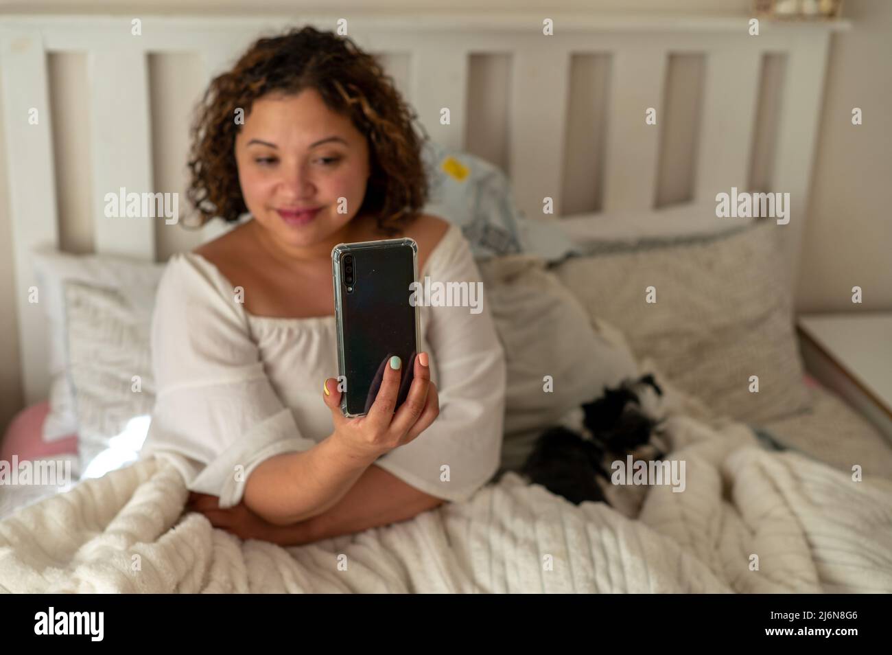 Donna che fa una videochiamata sul suo cellulare Foto Stock
