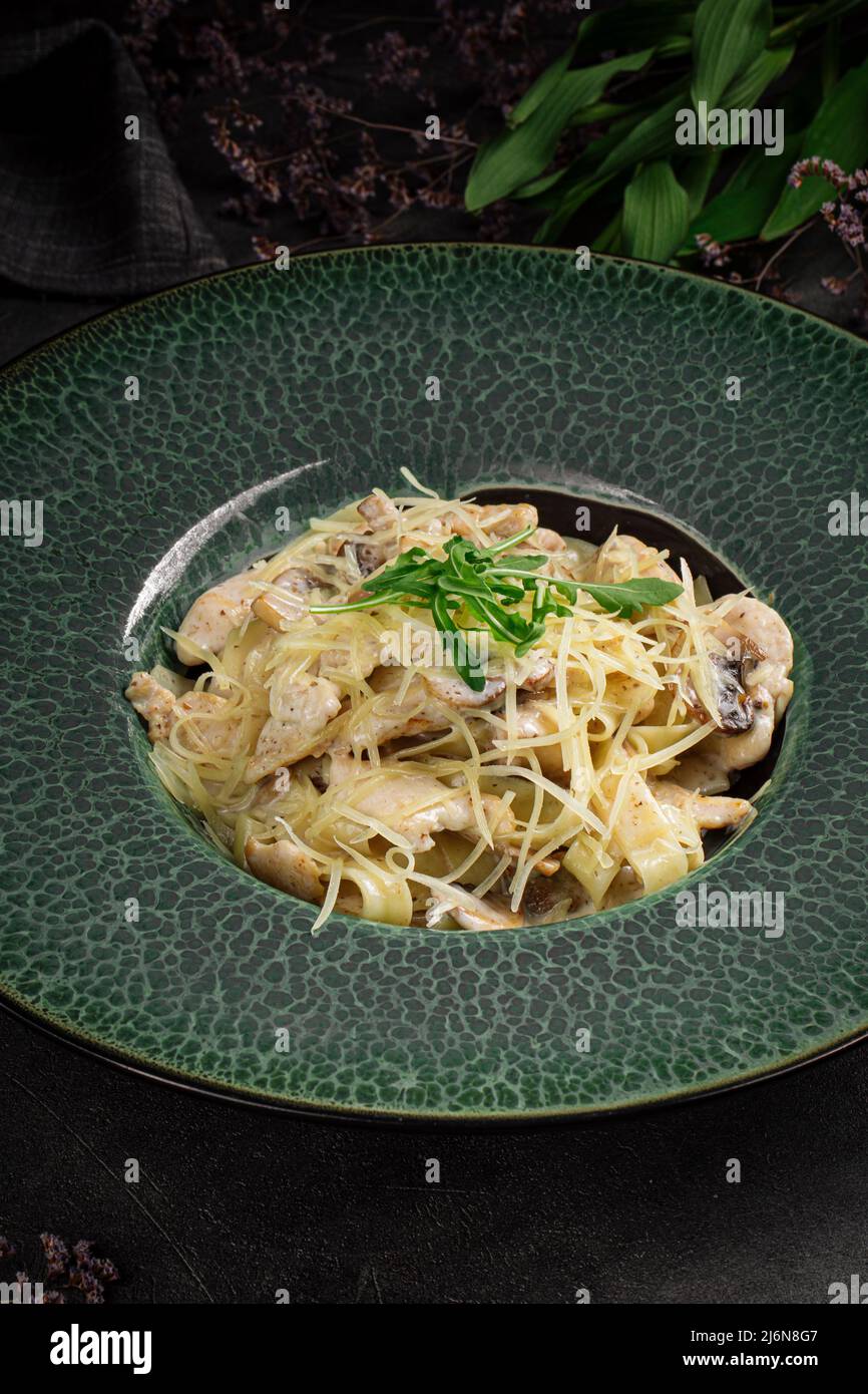 Tagliatelle cremose con pollo e funghi Foto Stock