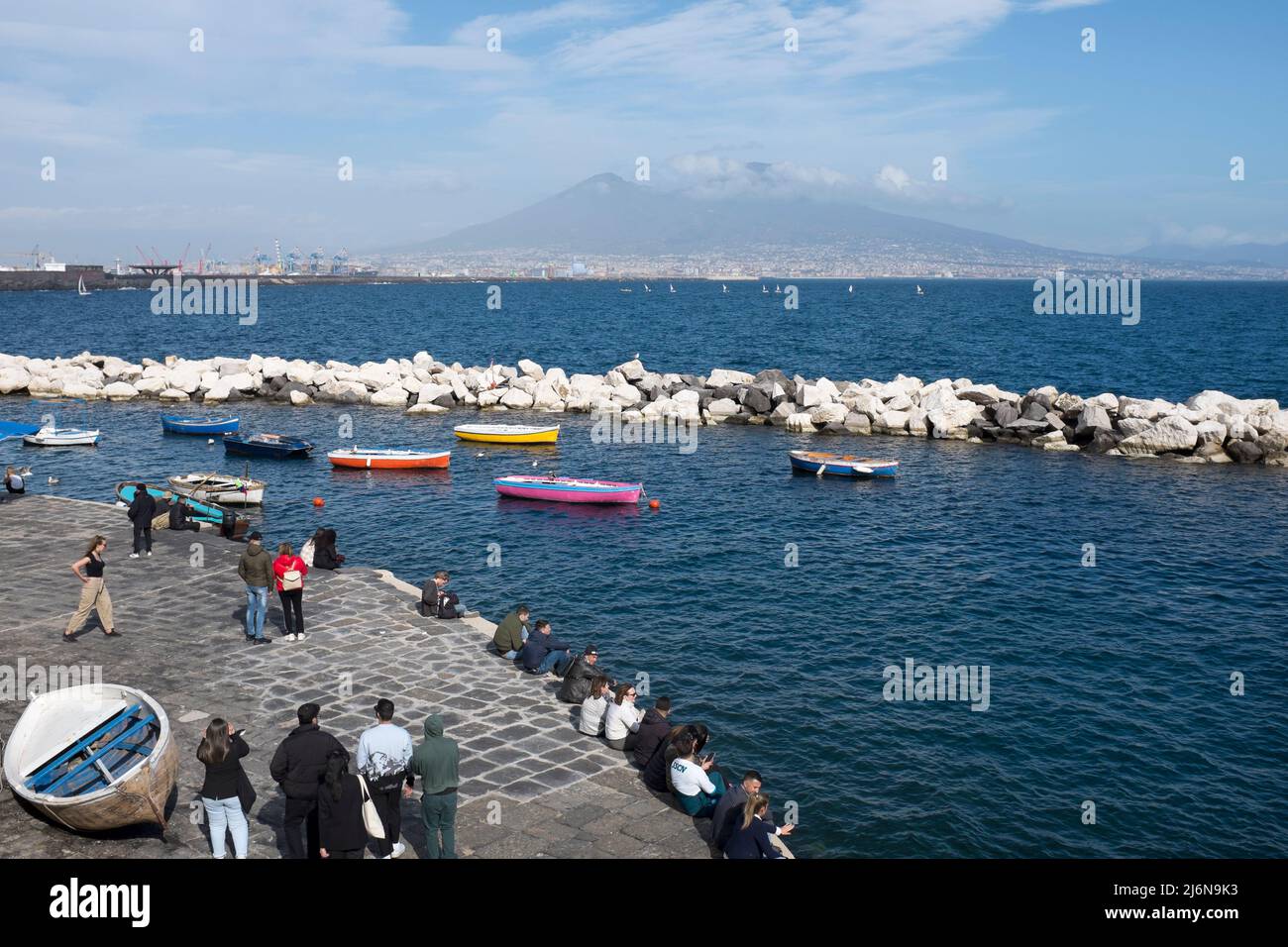 Barche da pesca nel Golfo di Napoli guardando verso dal Lungomare di Napoli il Vesuvio Napoli Italia Foto Stock