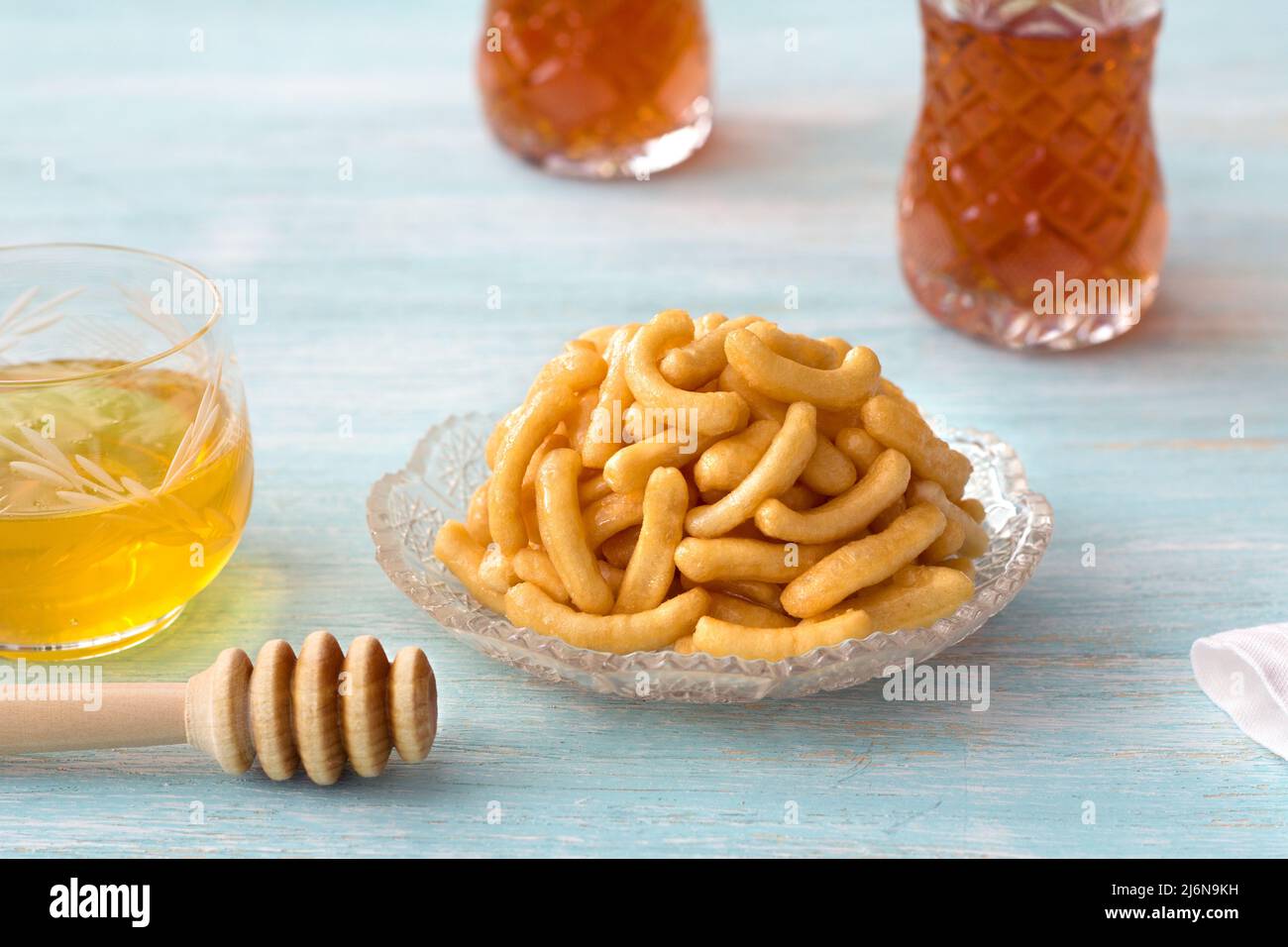 Chak Chak, pezzi di pasta in miele, dessert tradizionale tatar su sfondo azzurro chiaro Foto Stock