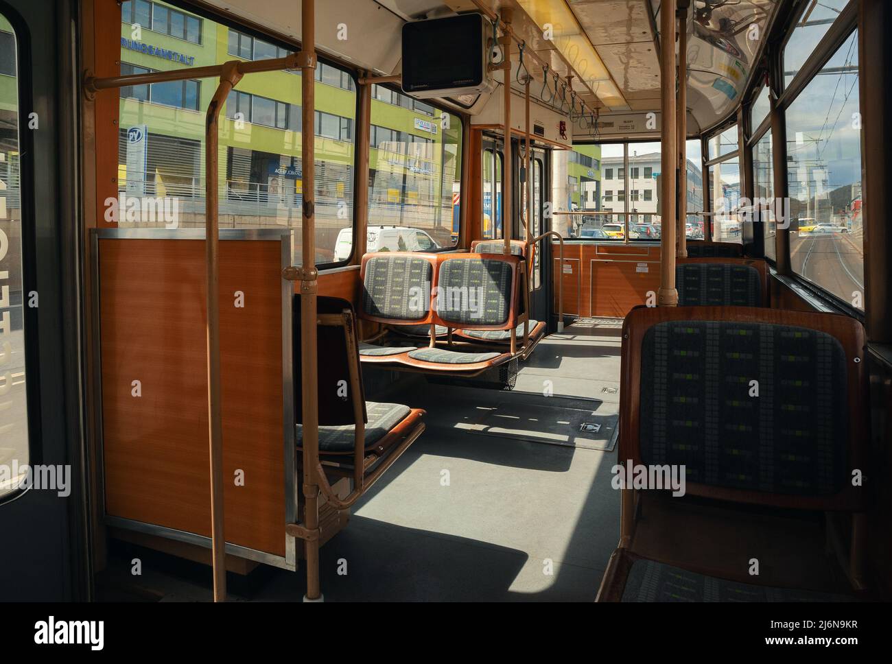 Graz, Austria - 25 aprile 2022: In tram da Graz durante la guida per la città. Foto Stock