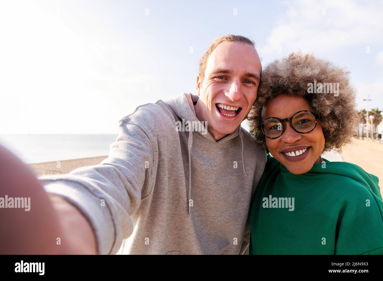 selfie di una giovane coppia felice sorridendo divertente, concetto di amicizia e divertimento in un rapporto, spazio di copia per il testo Foto Stock