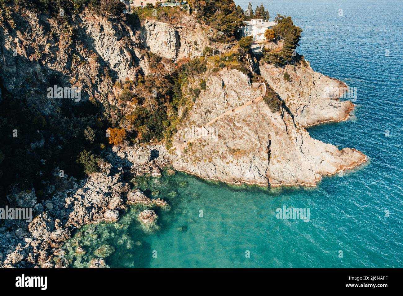 costa rocciosa che si affaccia sul mare Foto Stock