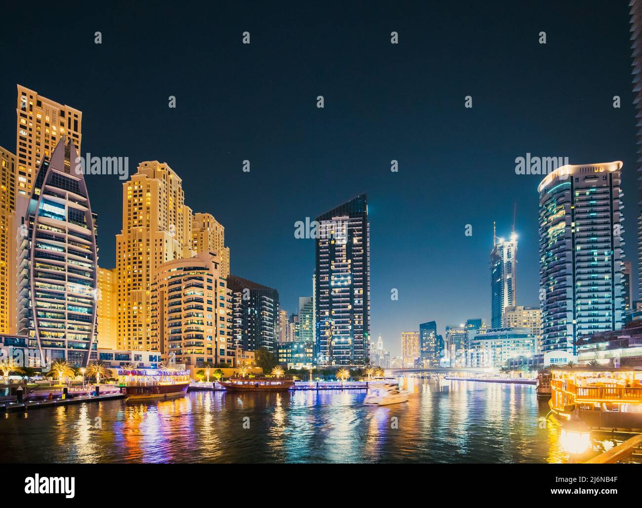 Porto di Dubai Marina, Emirati Arabi Uniti - 19 maggio 2021: Vista notturna del grattacielo del distretto residenziale a Dubai Marina e Tourist Boat Foto Stock