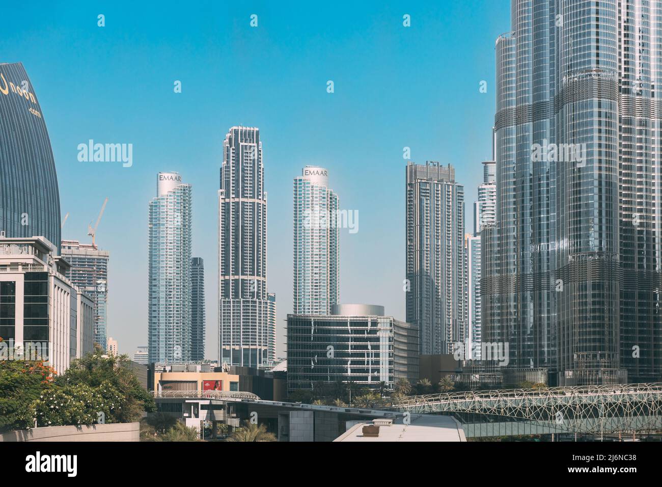 Dubai, Emirati Arabi Uniti - 22 maggio 2021: Vista degli alti edifici del quartiere residenziale di Dubai. Vista dei moderni grattacieli di vetro Foto Stock