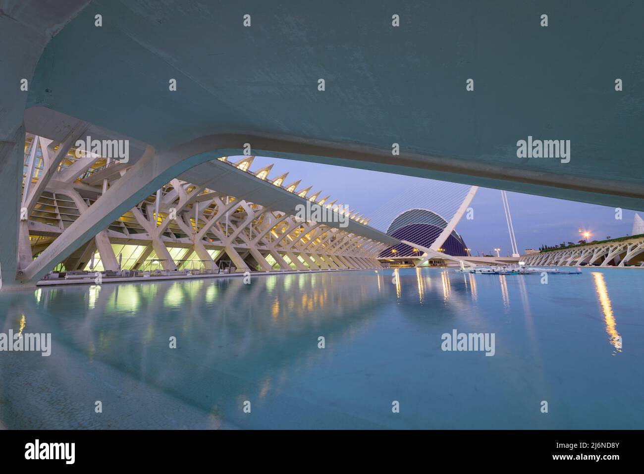 Città delle Arti e delle Scienze a Valencia, Spagna. Inaugurato nel 1998, è stato progettato da Santiago Calatrava e Felix Candela. Foto Stock