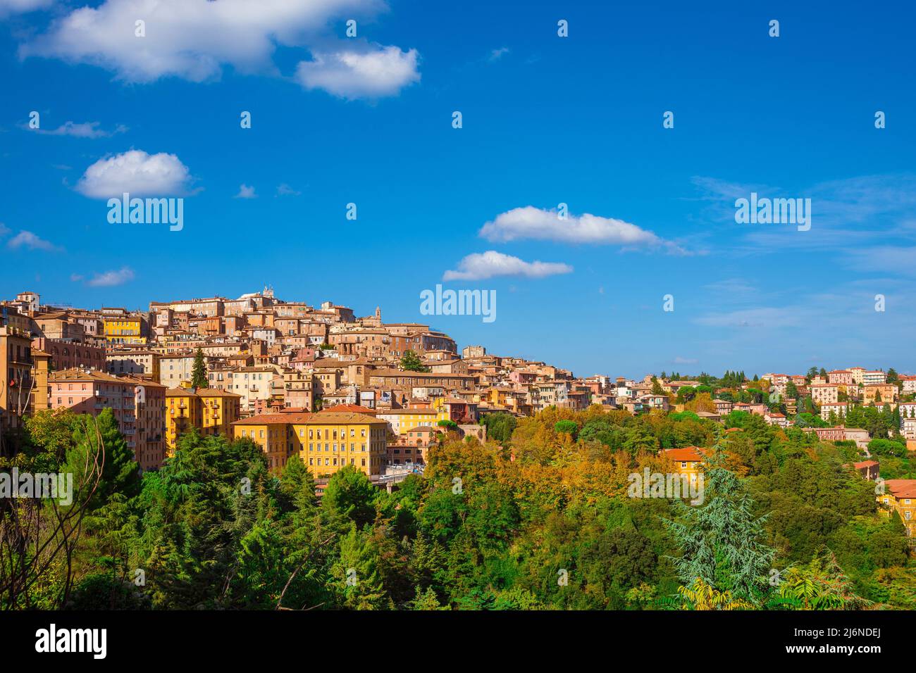 Vista sul centro storico medievale di Perugia con cielo blu e nuvole bianche Foto Stock