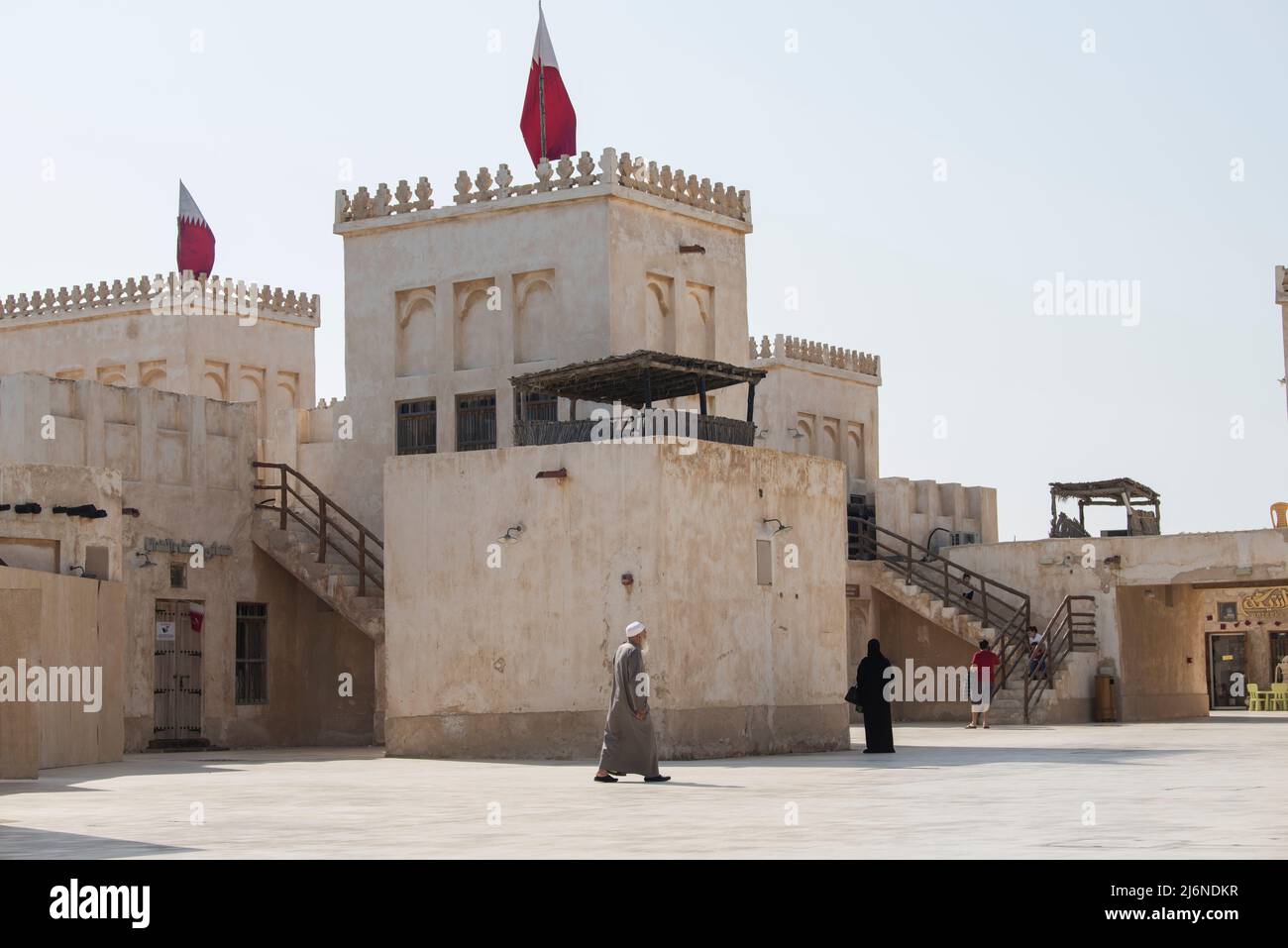 Doha ,Qatar - Febbraio 01,2020 : nuovo souk al Wakrah lungomare con le sue case tradizionali e la gente del posto godendo a piedi. Foto Stock