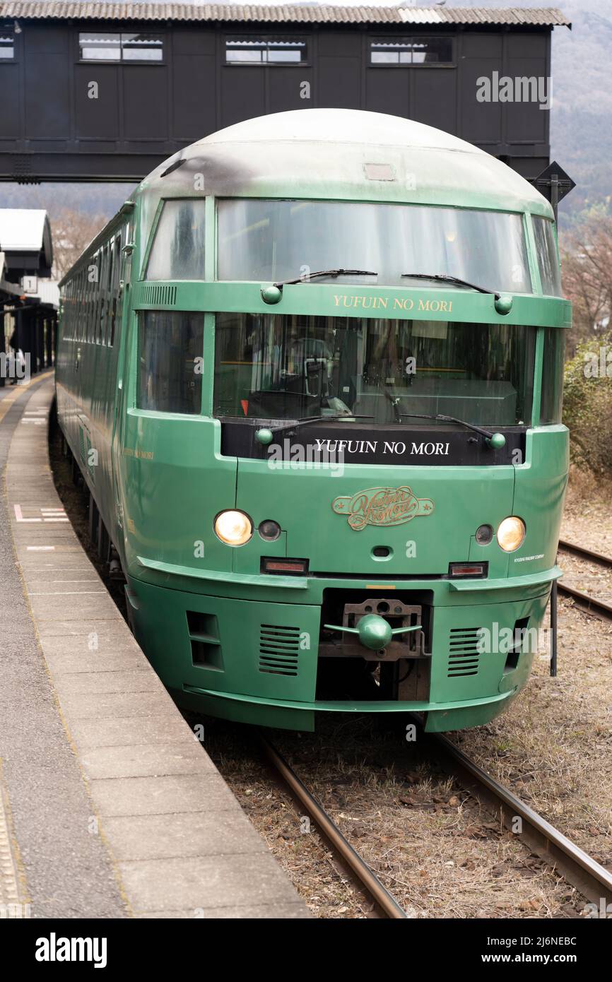 Treno Yufuin-no-mori che collega Yufin con Hakata (Fukuoka), Yufuin, Oita, Kyushu, Giappone Foto Stock