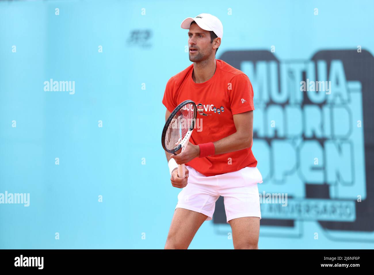 Novak Djokovic della Serbia pratica durante il torneo di tennis Mutua Madrid Open 2022 il 2 maggio 2022 allo stadio Caja Magica di Madrid, Spagna - Foto: Oscar J Barroso/DPPI/LiveMedia Foto Stock