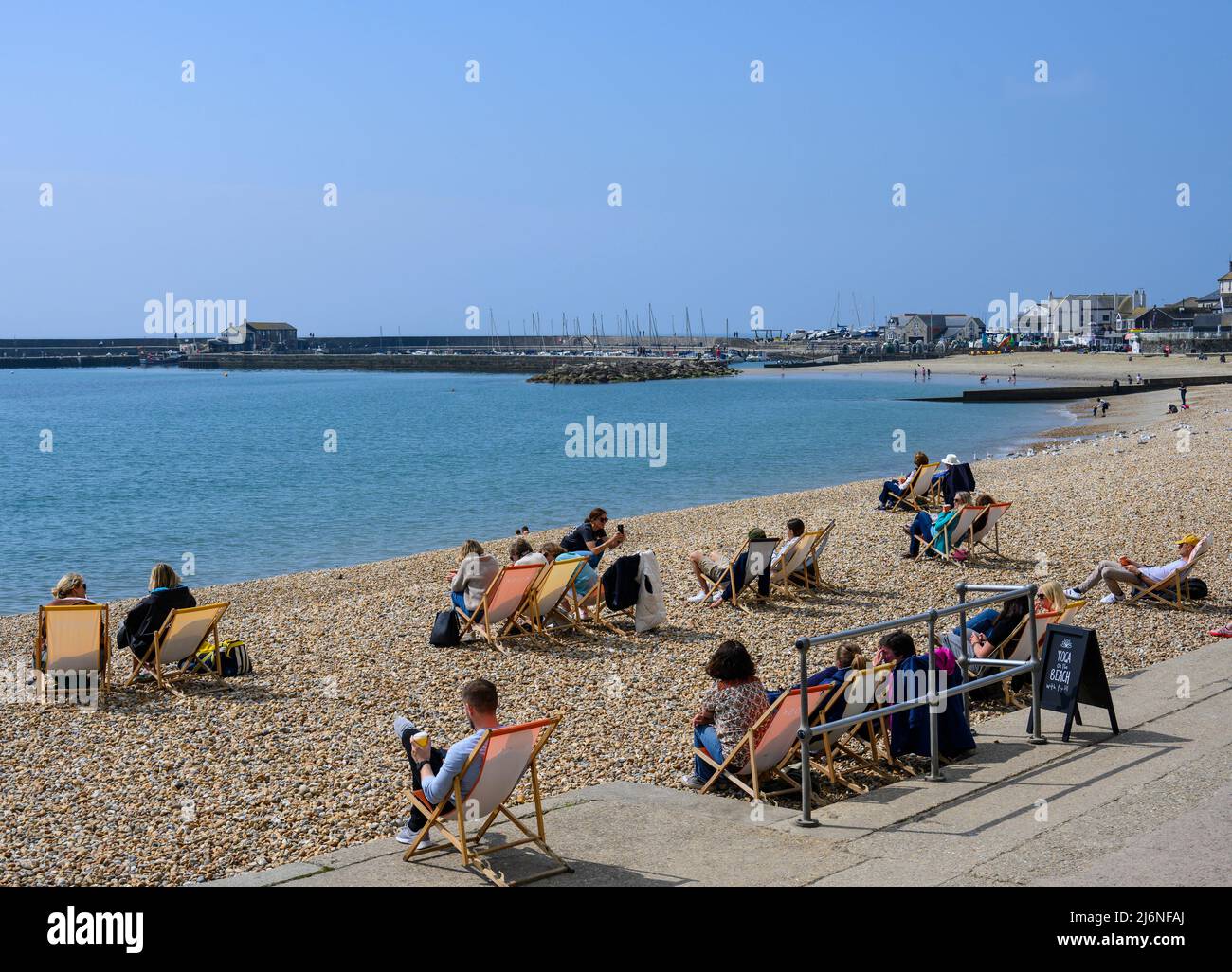 Lyme Regis, Dorset, Regno Unito. 3rd maggio 2022. UK Meteo: Sole caldo glorioso e cielo blu chiaro alla stazione balneare di Lyme Regis. Il caldo sole balsamo arriva sulla costa meridionale dopo un inizio torbido della settimana e un clima deludente durante le feste della Banca. Credit: Celia McMahon/Alamy Live News Foto Stock