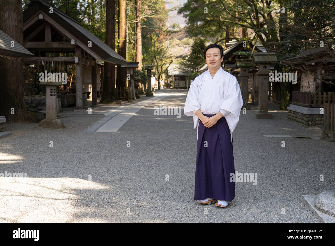 Il sacerdote Eishu Sato si dirige presso l'Amanoiwato Jinja, Shinto Shrine, Takachiho, Kyushu, Giappone Foto Stock