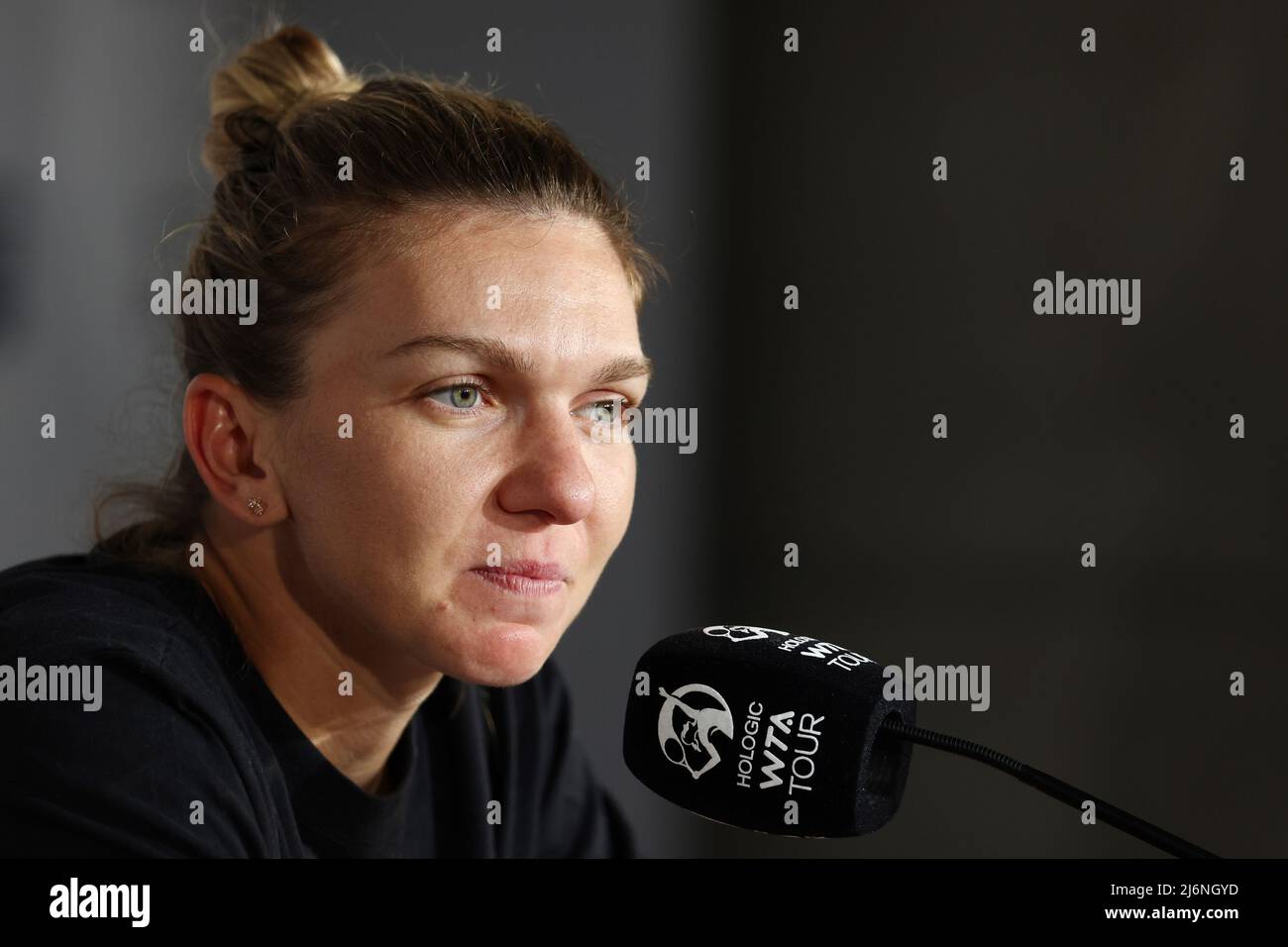 Simona Halep di Romania partecipa alla sua conferenza stampa durante il torneo di tennis Mutua Madrid Open 2022 il 2 maggio 2022 allo stadio Caja Magica di Madrid, Spagna - Foto: Oscar J Barroso/DPPI/LiveMedia Foto Stock